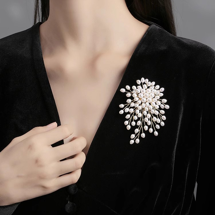 Pearl Woven Flower Brooch For  - Women Fashion Designers recensione e prezzo