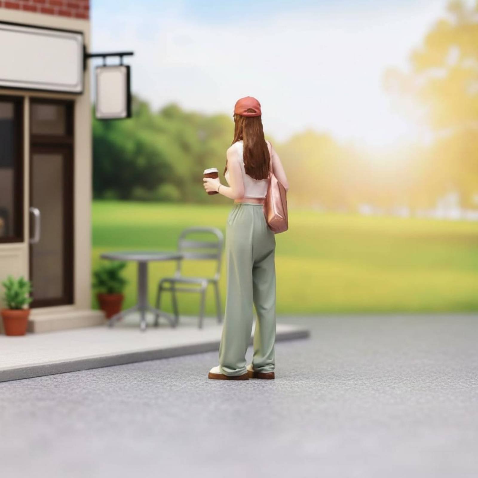Girl Figure Holding Coffee Col - Women Fashion Pose recensione e prezzo